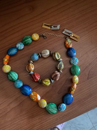 Conjunto multicolor con cuentas
