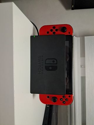Nintendo Switch roja y negra con mando y funda