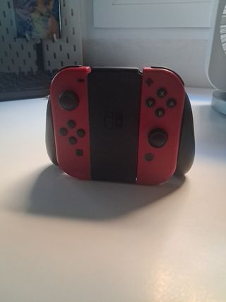 Nintendo Switch roja y negra con mando y funda