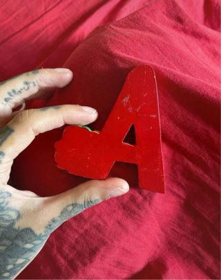 Lettera A legno rossa decorativa