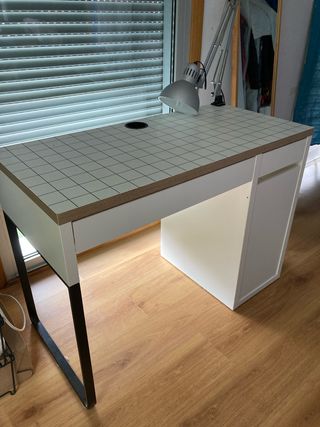 Escritorio blanco con cajones
Madera y metal