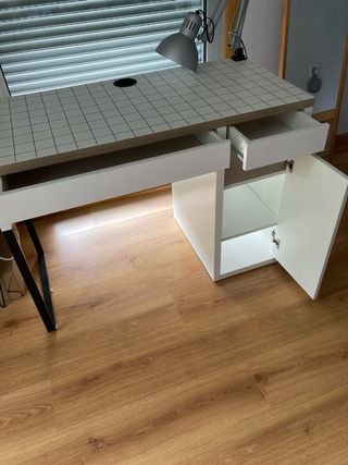 Escritorio blanco con cajones
Madera y metal