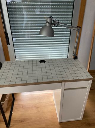 Escritorio blanco con cajones
Madera y metal