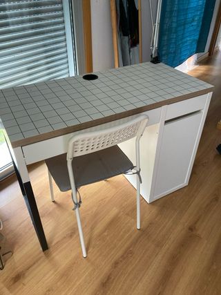 Escritorio blanco con cajones
Madera y metal