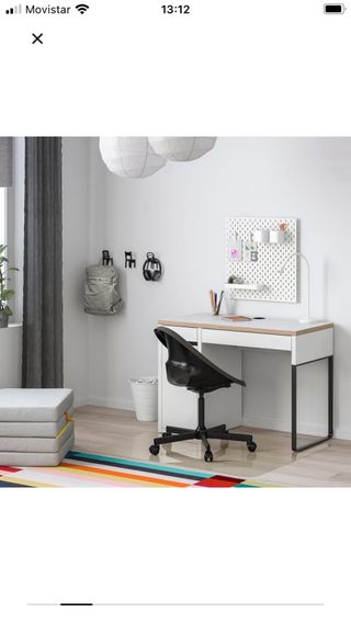 Escritorio blanco con cajones
Madera y metal