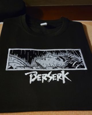 Maglietta Berserk ricamata