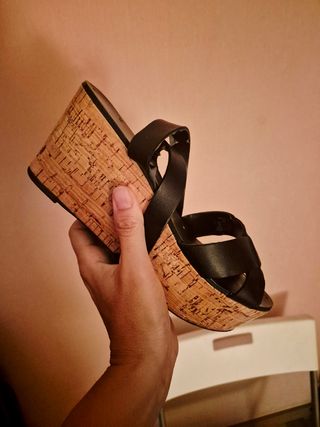 Sandalias cuña negras y marrón
