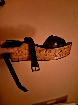Sandalias cuña negras y marrón