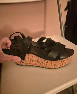 Sandalias cuña negras y marrón