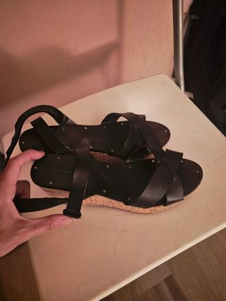 Sandalias cuña negras y marrón