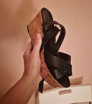 Sandalias cuña negras y marrón