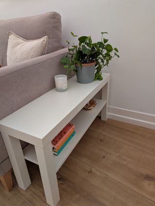 Mesa auxiliar blanca o mueble TV