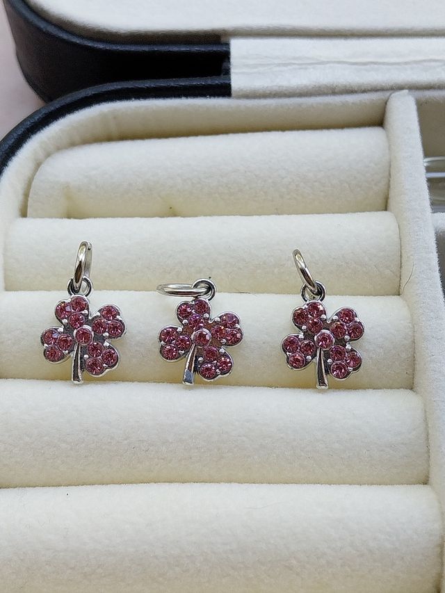 Pingentes Trevo Rosa e Prateada