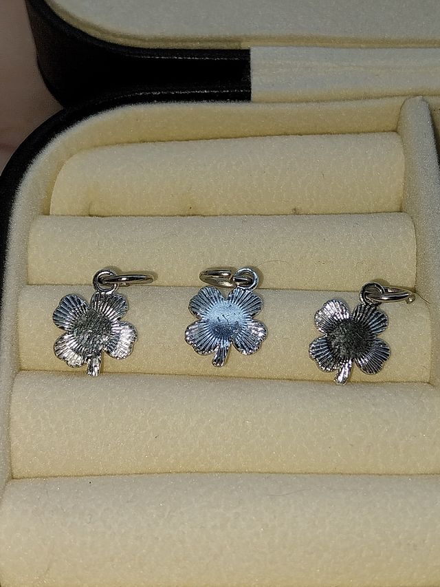 Pingentes Trevo Rosa e Prateada