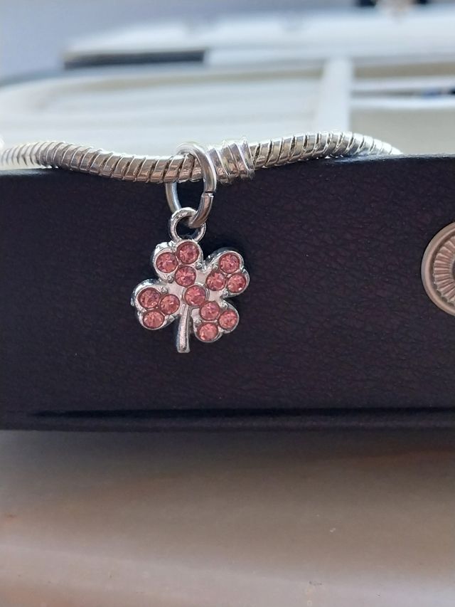 Pingentes Trevo Rosa e Prateada