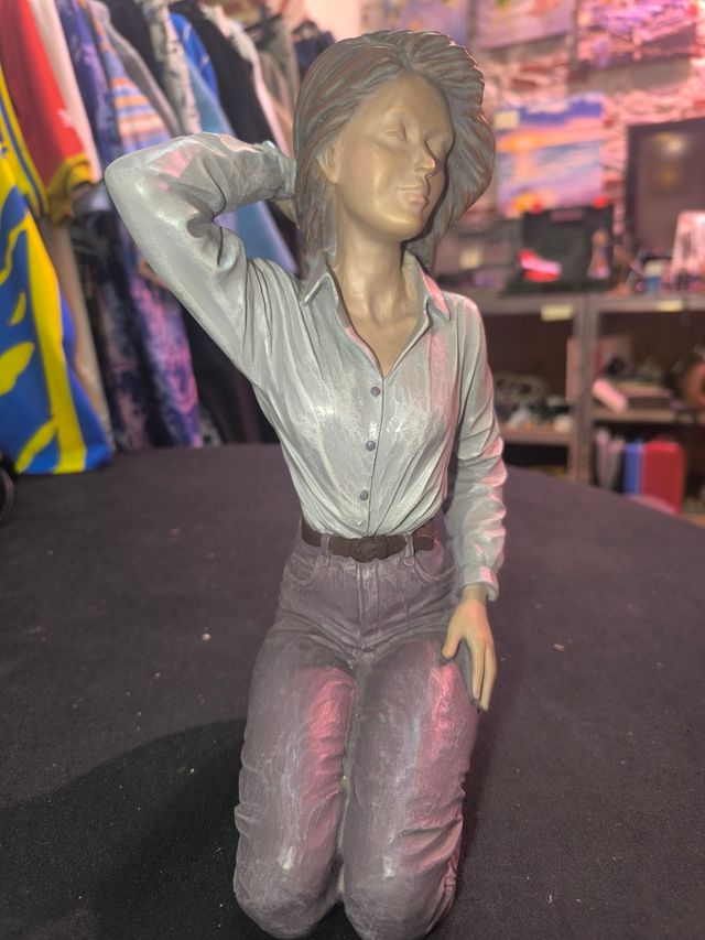 Escultura mujer sentada tipo elisa