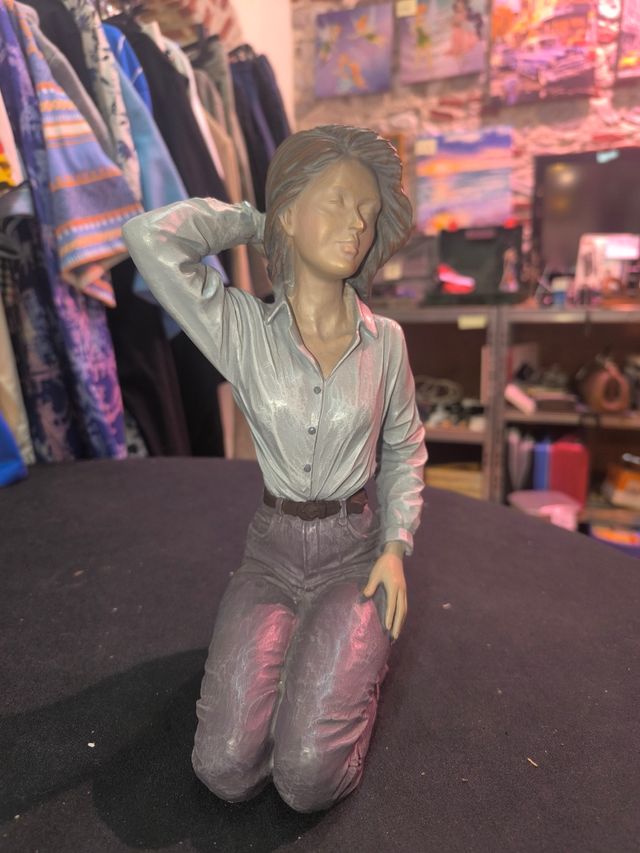 Escultura mujer sentada tipo elisa