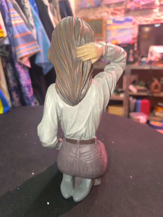 Escultura mujer sentada tipo elisa