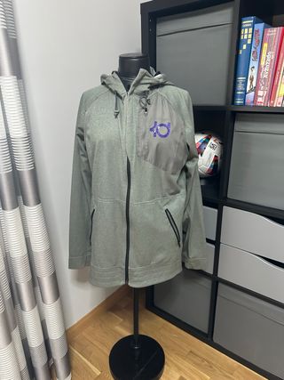 Chaqueta Nike SB gris con capucha