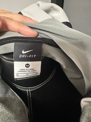 Chaqueta Nike SB gris con capucha
