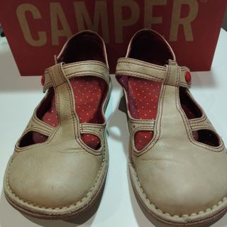Zapatos Camper beige y rojos