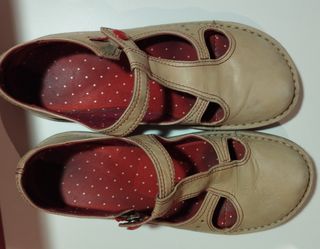 Zapatos Camper beige y rojos
