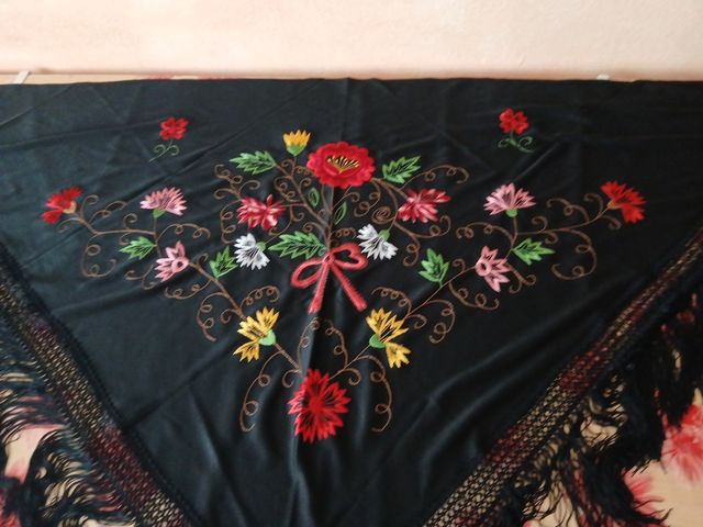 Scialli -N.2- 
spagnoli ricamati  nero.