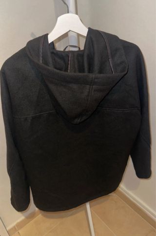 Abrigo negro con capucha