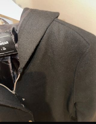 Abrigo negro con capucha