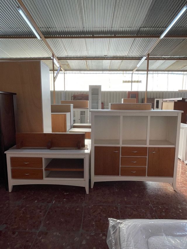 Mueble TV blanco y marrón