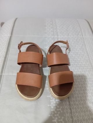 Sandalias planas marrones