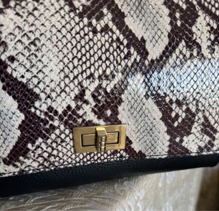 Bolso piel serpiente blanco-negro