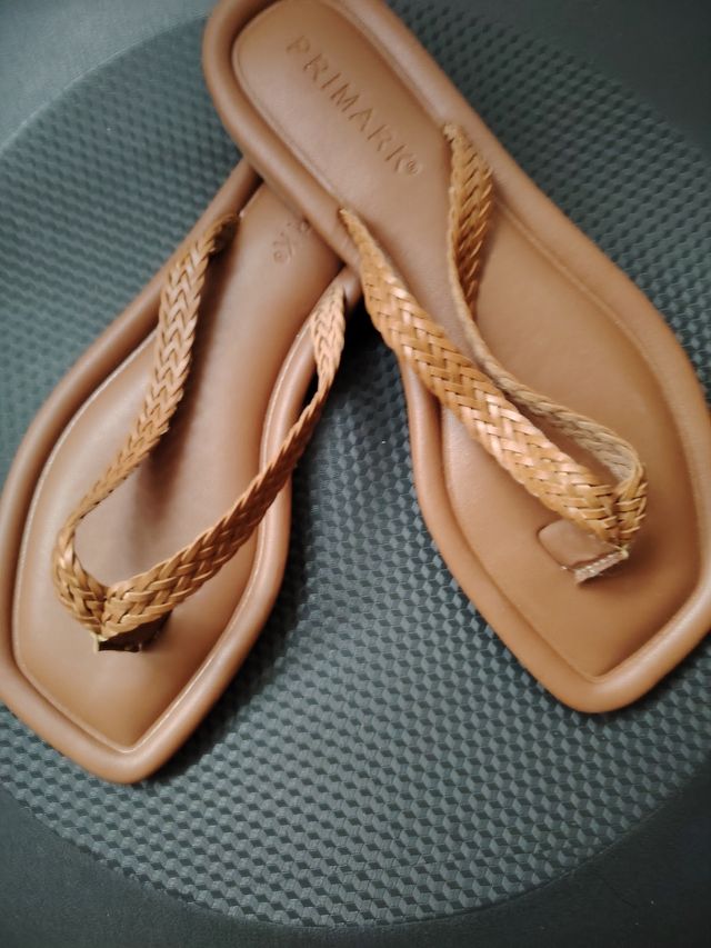 Sandalias planas Primark marrón