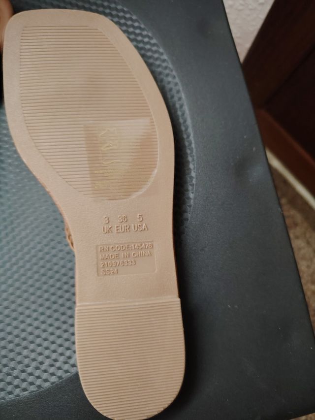 Sandalias planas Primark marrón