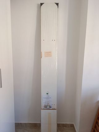 Estante blanco de madera