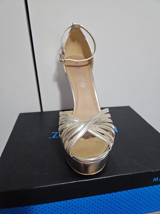 Sandalias tacón dorado