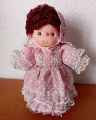 Muñeca antigua de trapo musical.