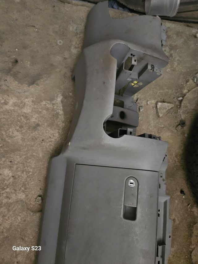 Guantera VW Touareg 2005