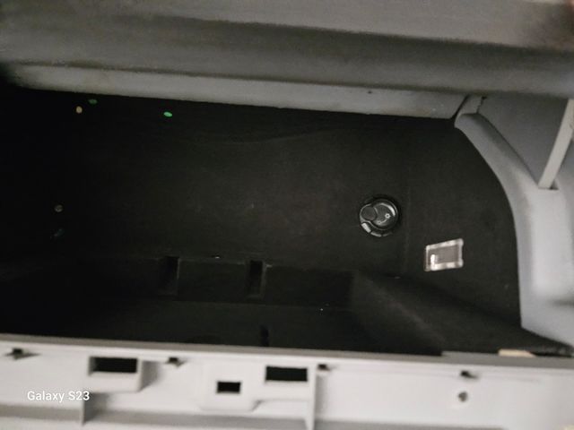 Guantera VW Touareg 2005