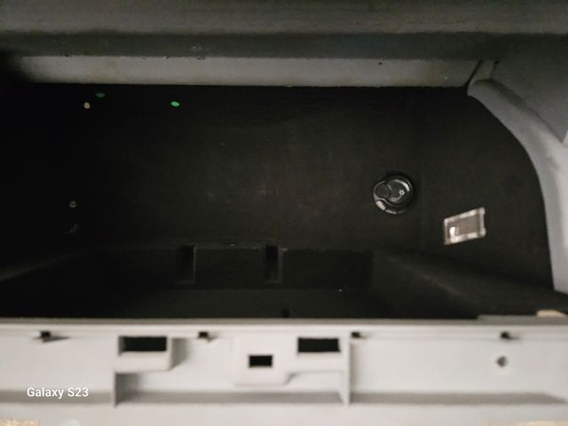 Guantera VW Touareg 2005