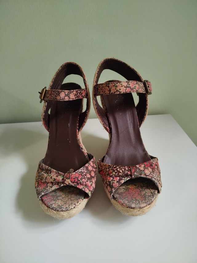 Cuñas de esparto con estampado floral