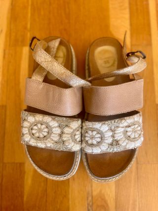 Sandalias Cuero Beige-Dorado