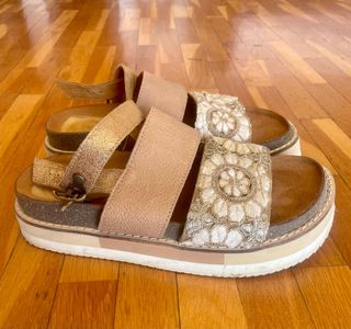 Sandalias Cuero Beige-Dorado
