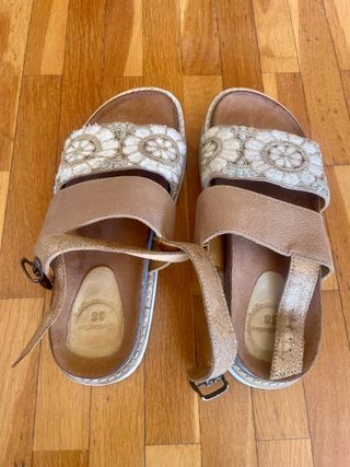 Sandalias Cuero Beige-Dorado
