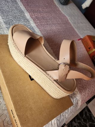 Sandalias cuña Pull&Bear beige