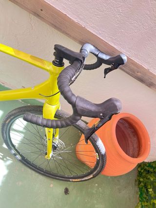 Bicicleta Gravel carbono amarilla