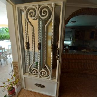 2 Puerta entrada de hierro blanca con ventana abat