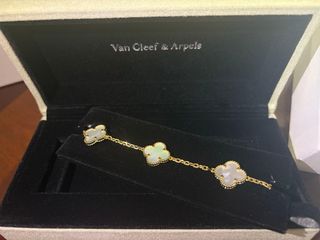 Pulsera Van Cleef & Arpels Alhambra y Tarjetero LV