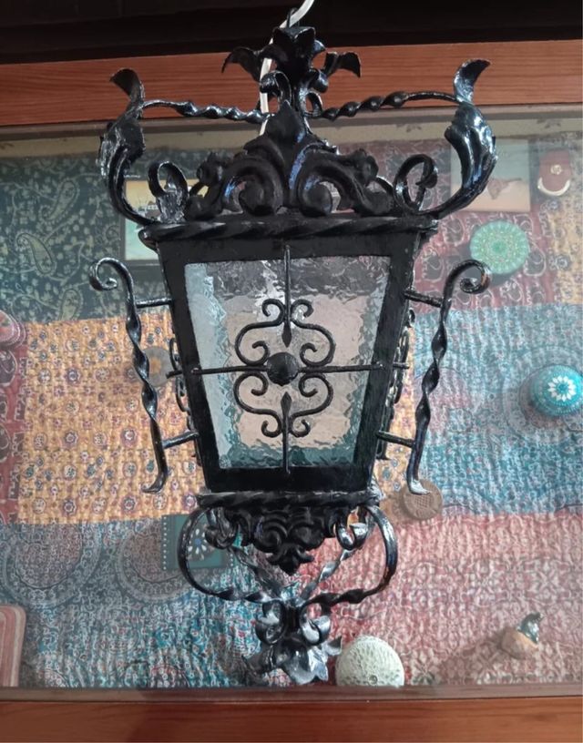 Farol antiguo. Lámpara de techo de hierro forjado