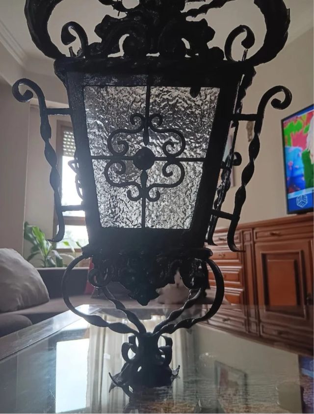 Farol antiguo. Lámpara de techo de hierro forjado